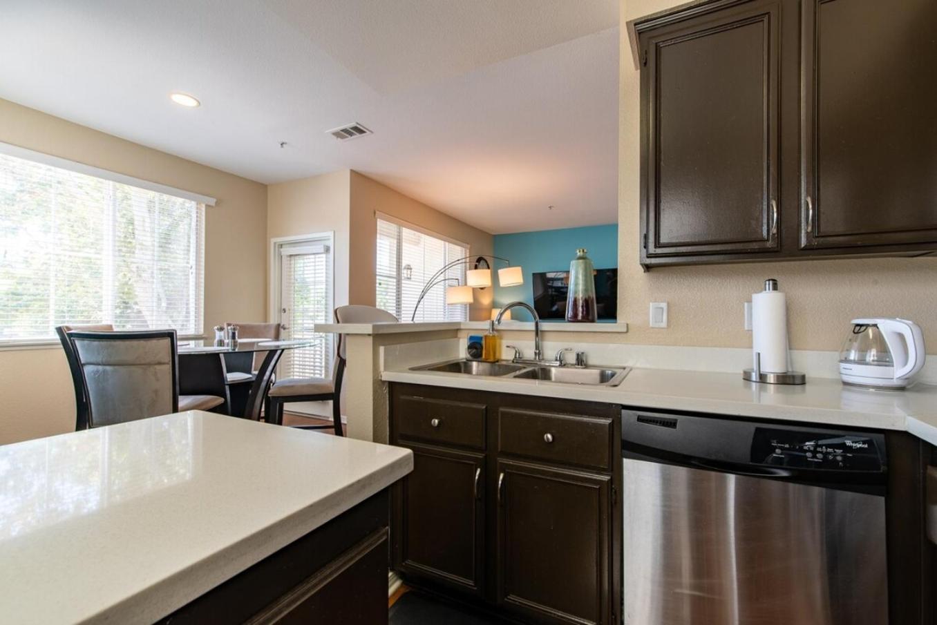 Luxury Suite, Fast Wifi, King Bed, Pool And * Santa Clarita