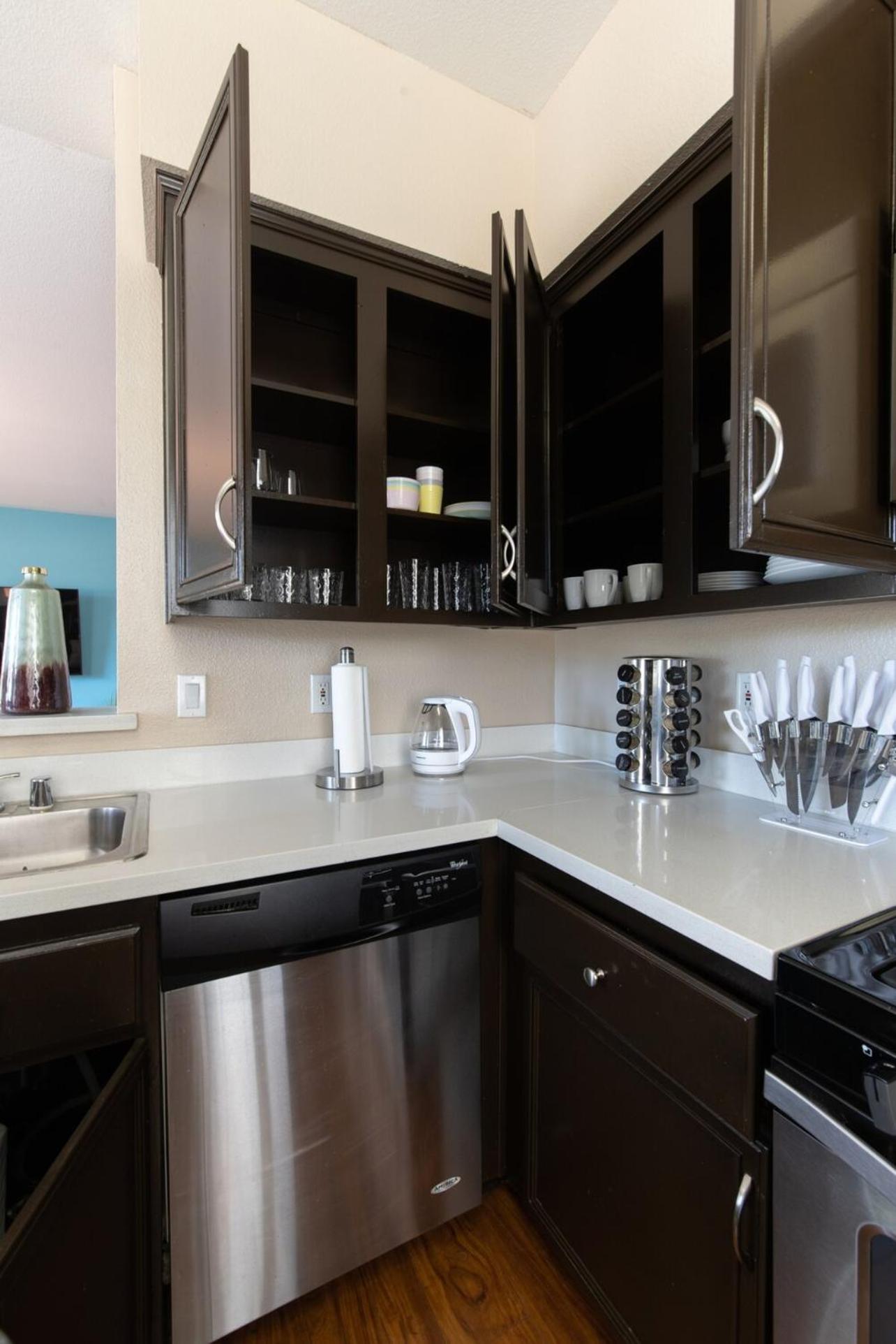 Luxury Suite, Fast Wifi, King Bed, Pool And Apartment *