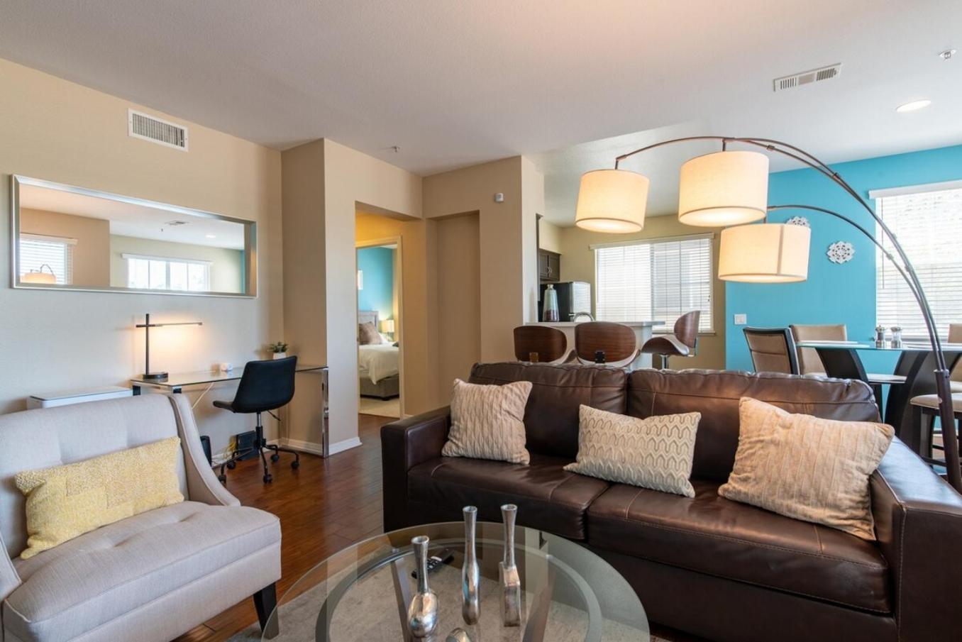 Luxury Suite, Fast Wifi, King Bed, Pool And Apartment