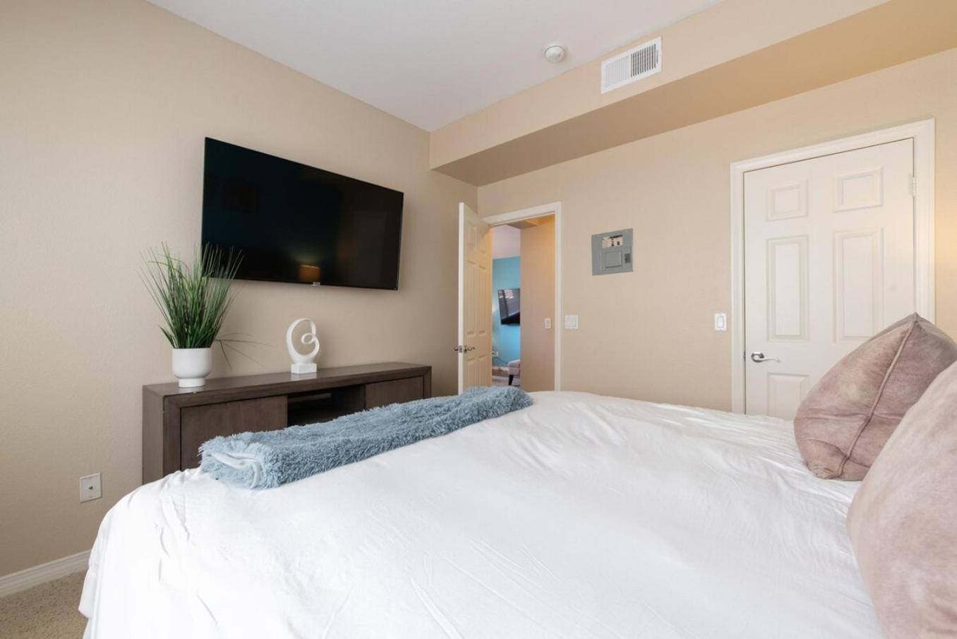 Luxury Suite, Fast Wifi, King Bed, Pool And * Santa Clarita