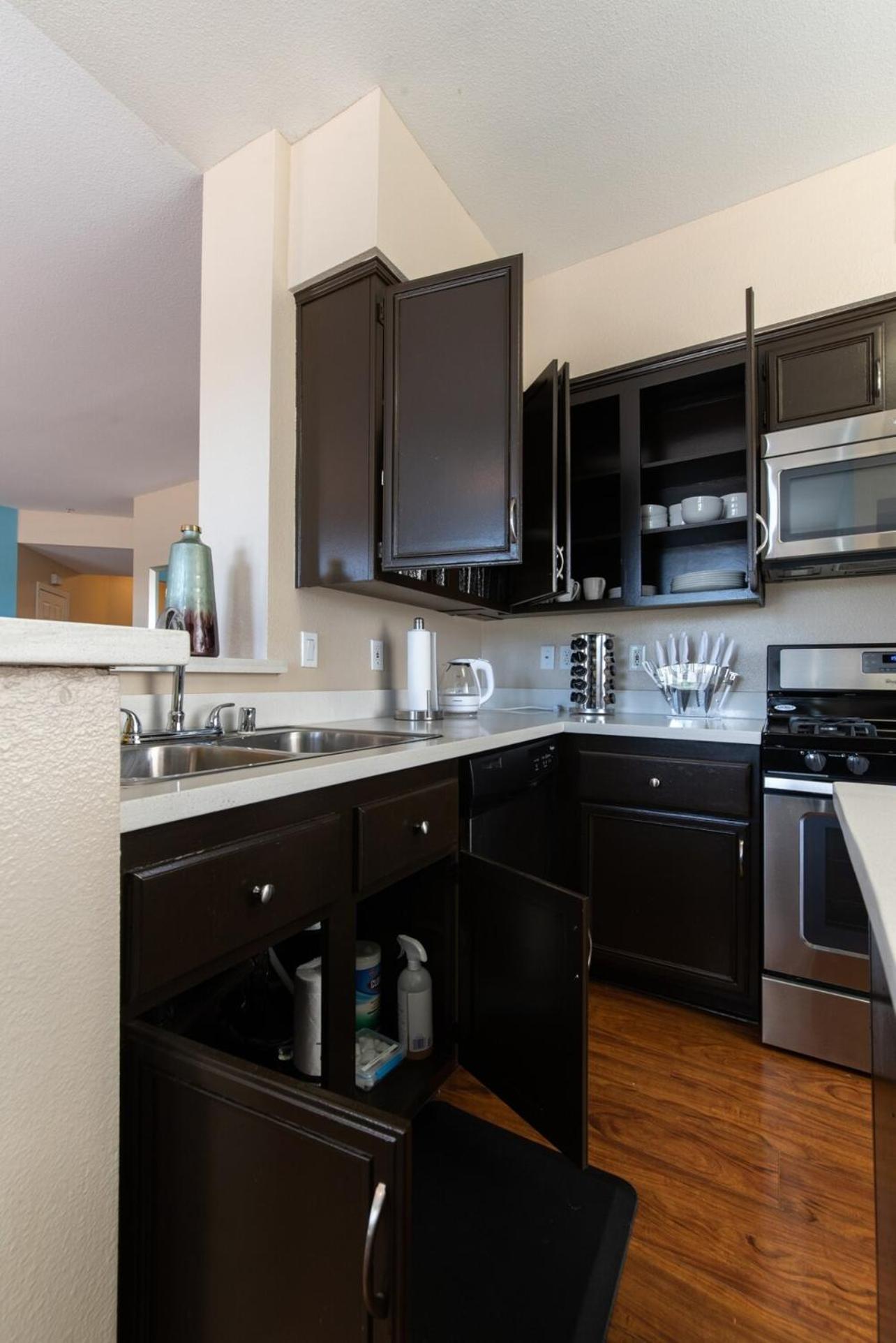Luxury Suite, Fast Wifi, King Bed, Pool And Apartment