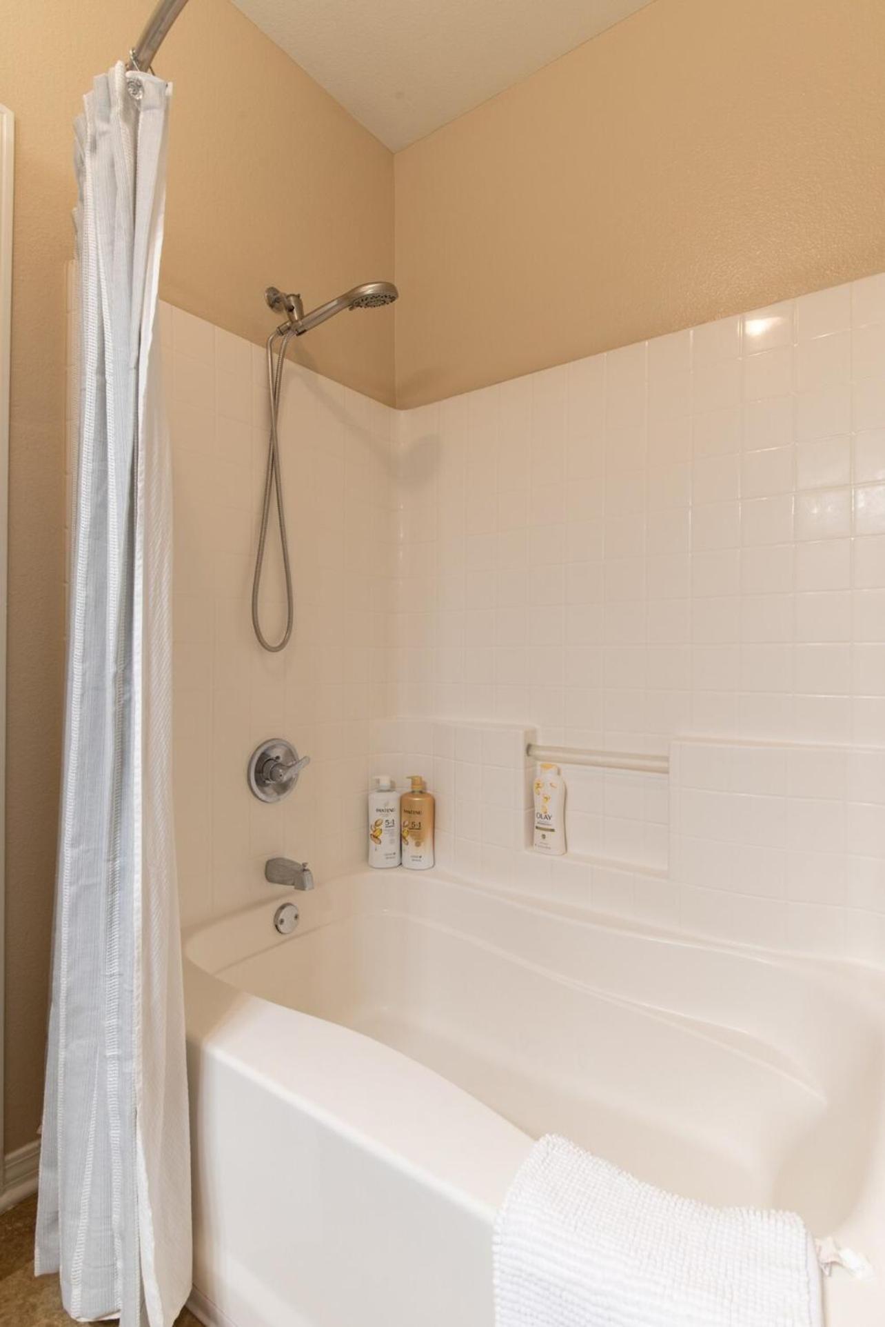 Luxury Suite, Fast Wifi, King Bed, Pool And Apartment *