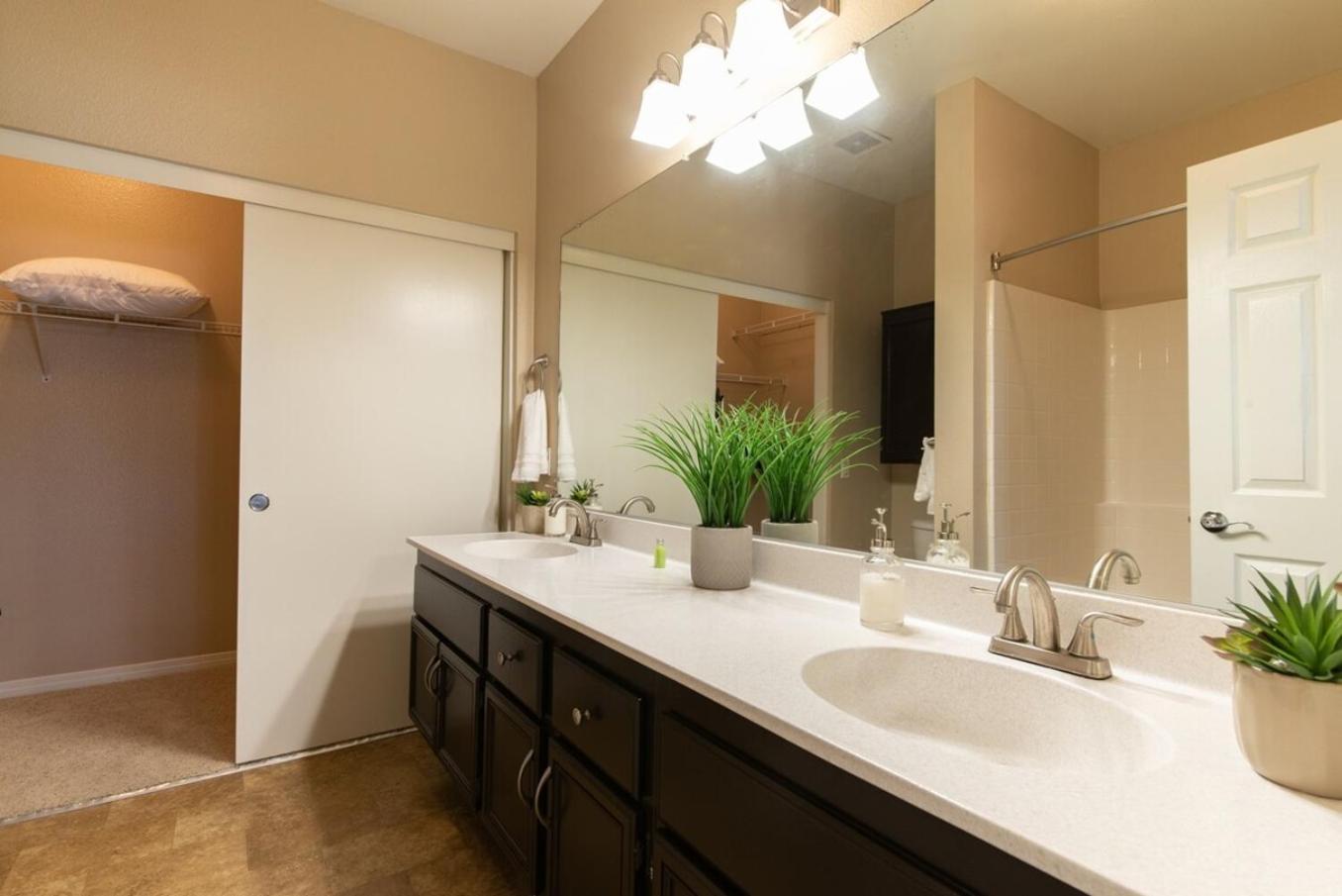 Luxury Suite, Fast Wifi, King Bed, Pool And Santa Clarita