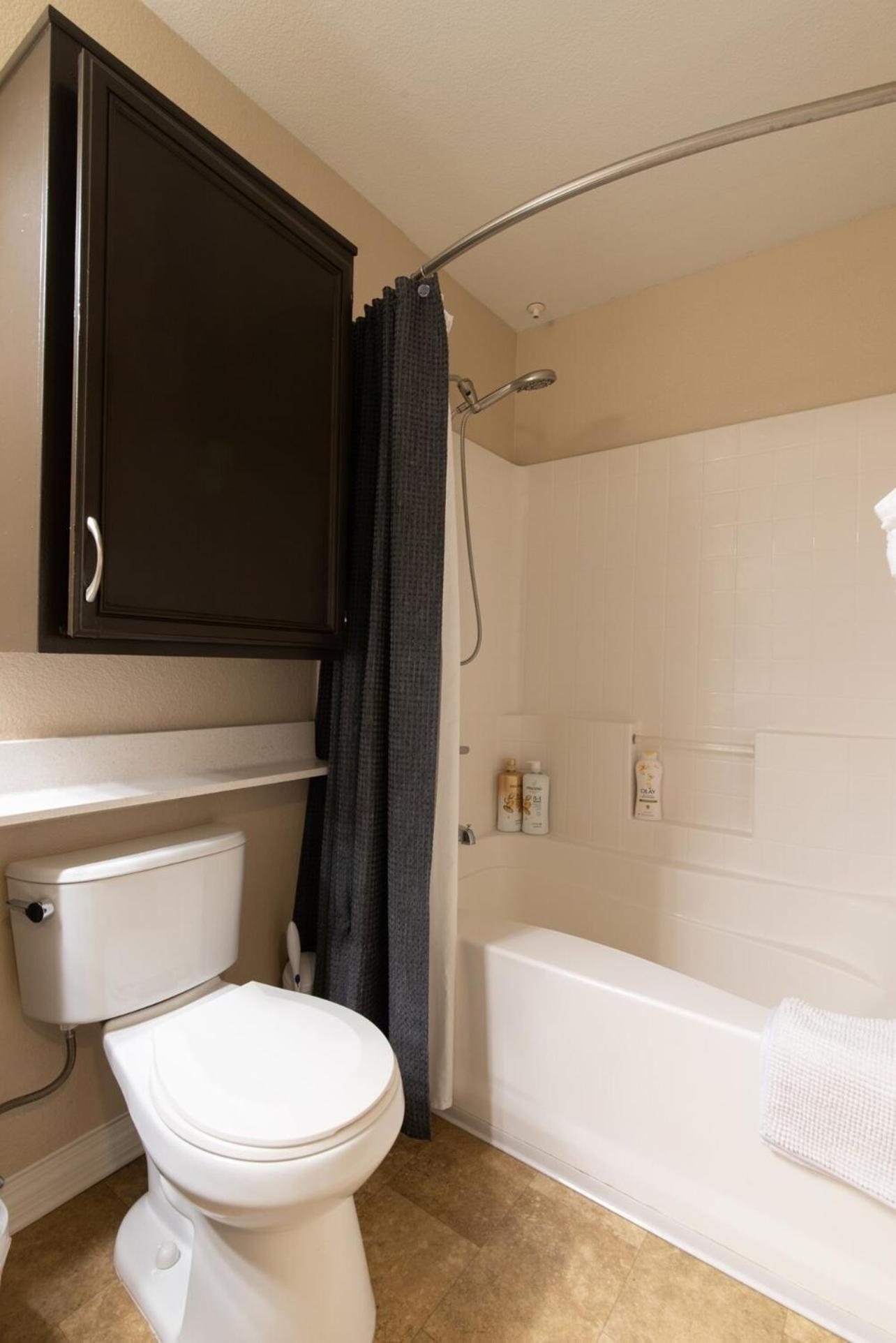 Luxury Suite, Fast Wifi, King Bed, Pool And * Santa Clarita