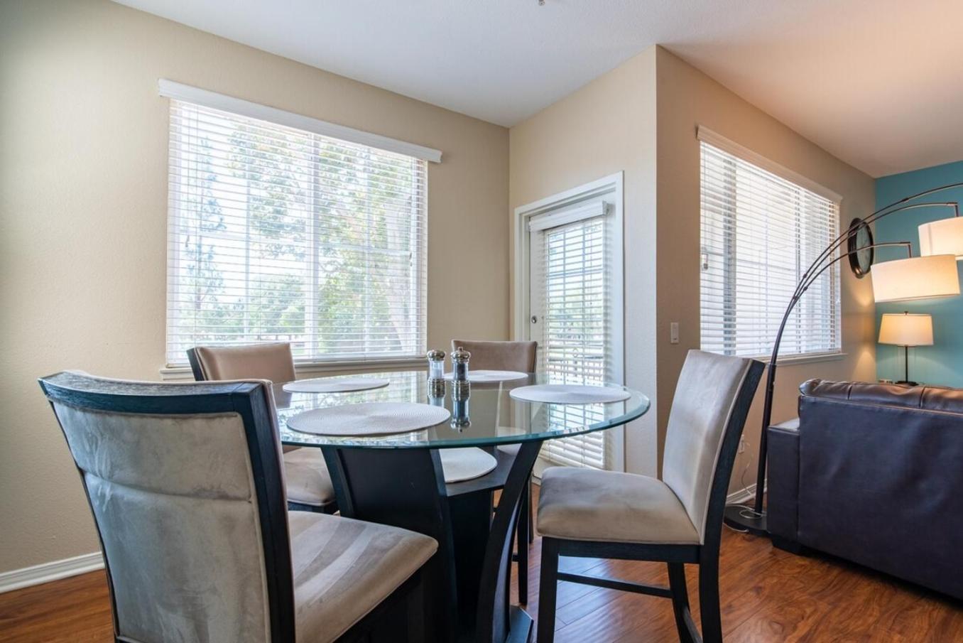 Luxury Suite, Fast Wifi, King Bed, Pool And Santa Clarita