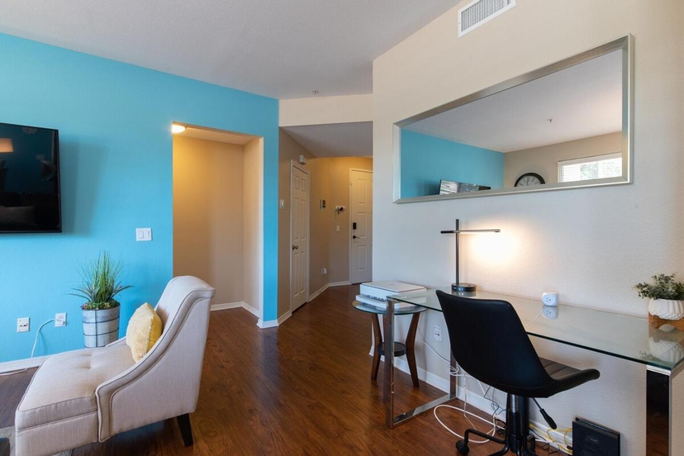 Luxury Suite, Fast Wifi, King Bed, Pool And * Santa Clarita